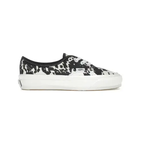 岸優太が着用しているVANSのスニーカー