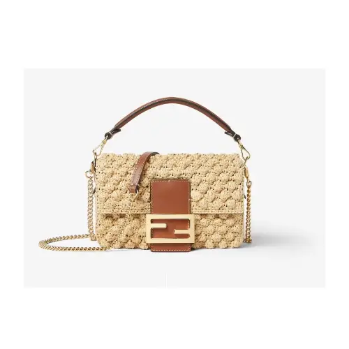 井桁弘恵が着用しているFENDIのショルダーバッグ