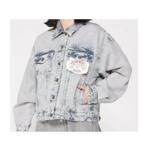 鎮西寿々歌が着用しているGUESS JEANSのデニムジャケット