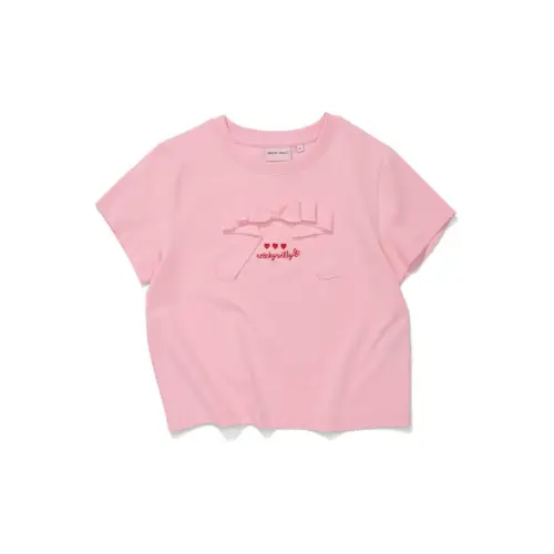 ジゼルが着用しているWACKY WILLYのTシャツ