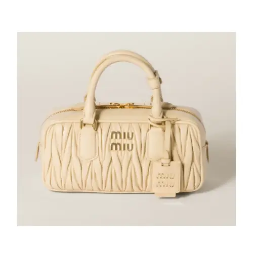 ウォニョンが着用しているMIU MIUのハンドバッグ