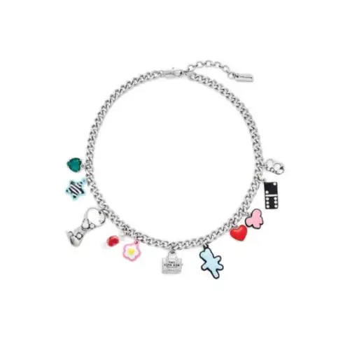 MAHINAが着用しているMARC JACOBSのネックレス