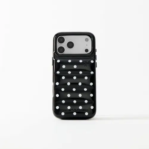 レイが着用しているUrban Sophisticationのスマホケース