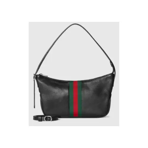 リノが着用しているGUCCIのショルダーバッグ