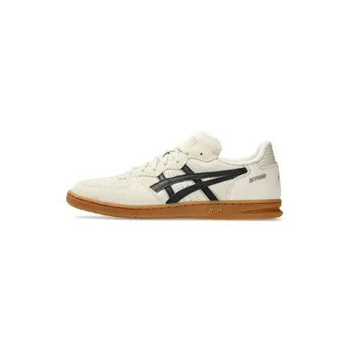 Toruが着用しているASICSのスニーカー