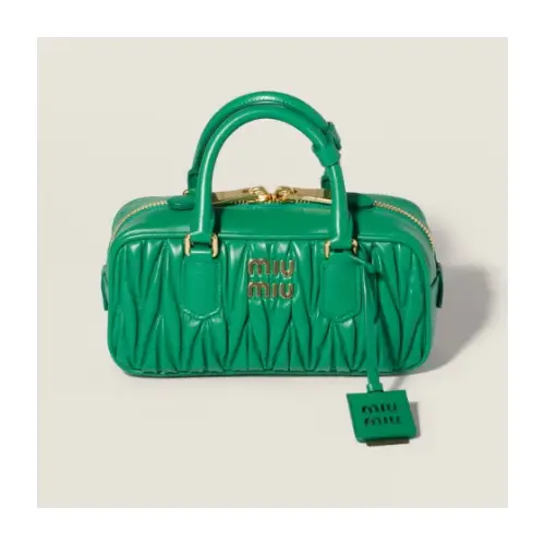 今田美桜が着用しているMIU MIUのハンドバッグ