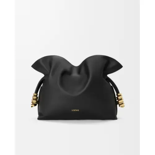 ジゼルが着用しているLOEWEのショルダーバッグ