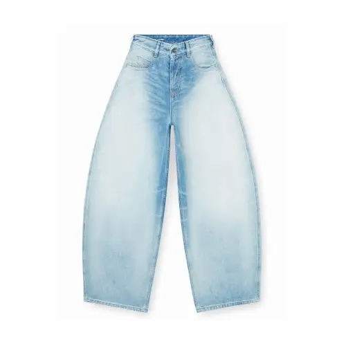 JISOOが着用しているDIESELのパンツ（ロング）