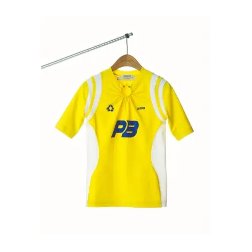 リサが着用しているpushBUTTONのTシャツ