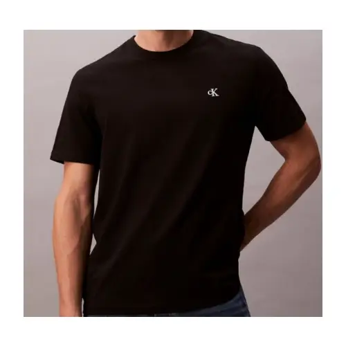 中町綾が着用しているCalvin KleinのTシャツ