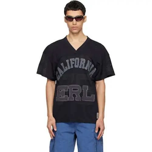 めるるが着用しているERLのTシャツ