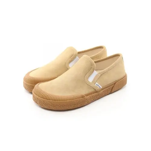 JUNONが着用しているLOEWEのスニーカー