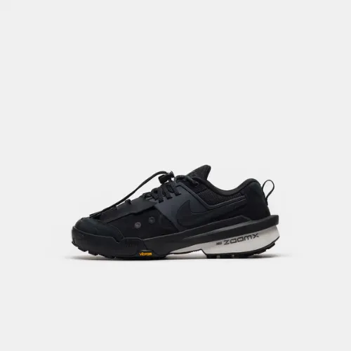宇多田ヒカルが着用しているNIKEのスニーカー