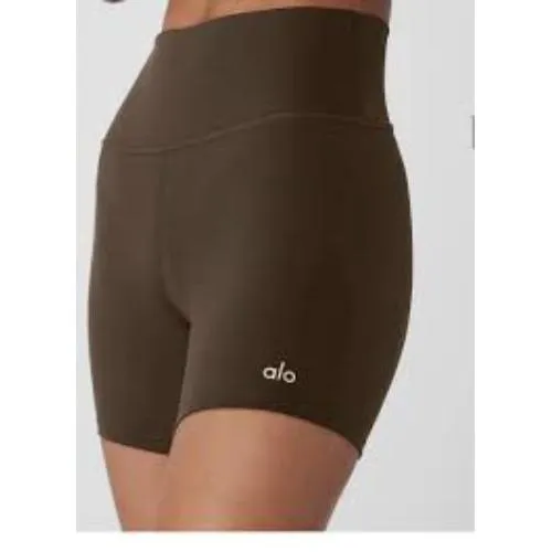 ローラが着用しているAlo Yogaのパンツ（ショート）