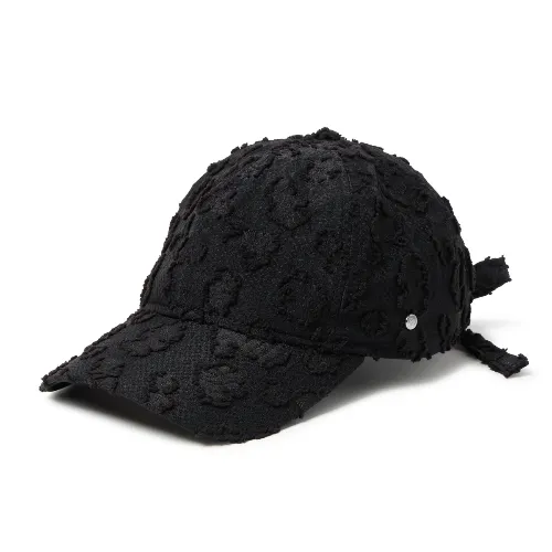 山之内すずが着用しているNEW ERAのキャップ