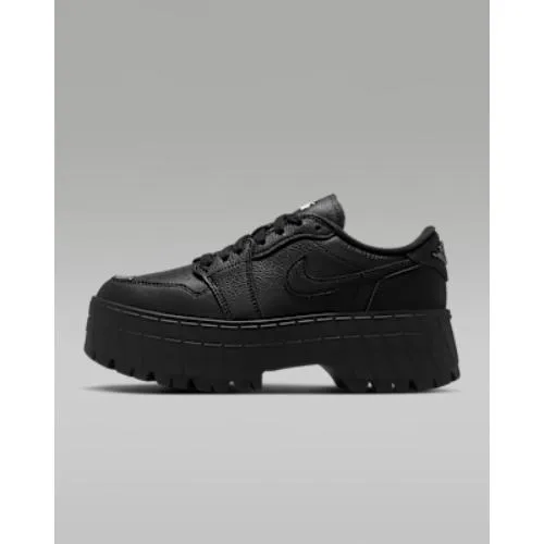 山之内すずが着用しているNIKEのスニーカー