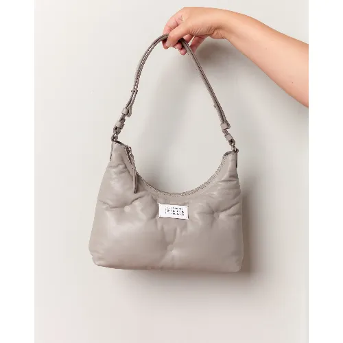 秋元真夏が着用しているMaison Margielaのショルダーバッグ