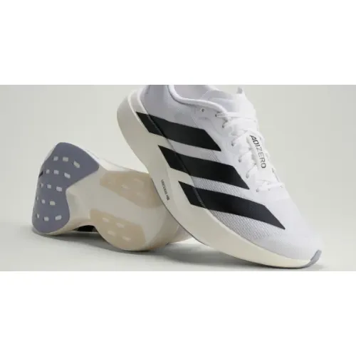 ヌートバーが着用しているadidasのスニーカー