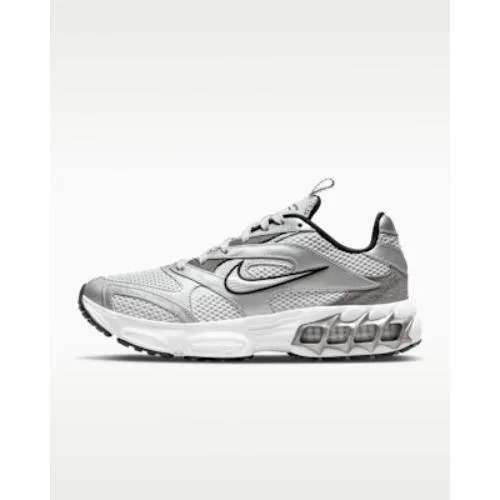久保史緒里が着用しているNIKEのスニーカー