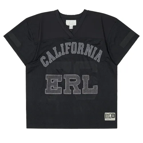めるるが着用しているERLのTシャツ