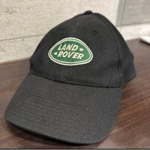 あいみょんが着用しているLAND ROVERのキャップ