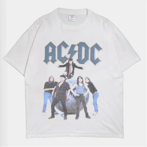 川上洋平が着用しているAC／DCのTシャツ