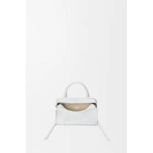 ジゼルが着用しているLOEWEのハンドバッグ