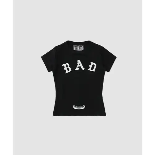 YURIが着用しているBADBLOODのTシャツ