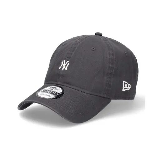 JISOOが着用しているNEW ERAのキャップ