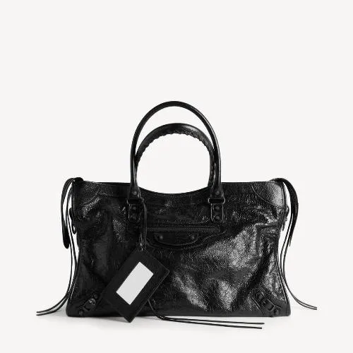 MAYAが着用しているBalenciagaのショルダーバッグ