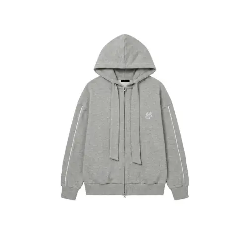 かすが着用しているBoka niiのパーカー