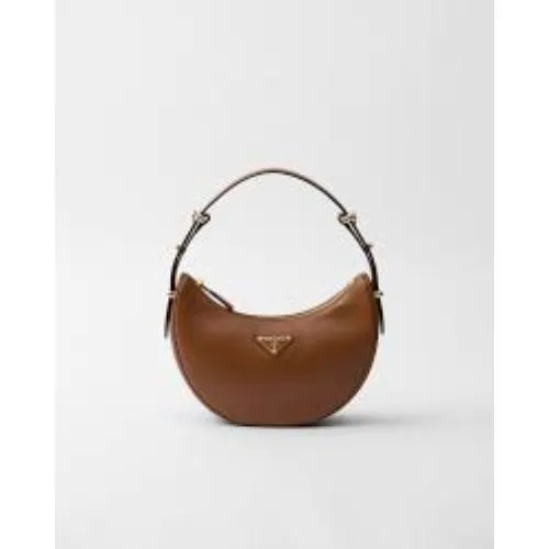 RIKUが着用しているPRADAのショルダーバッグ
