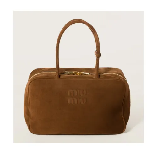 AYAKAが着用しているMIU MIUのショルダーバッグ