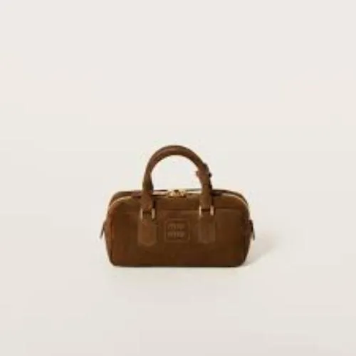 AYAKAが着用しているMIU MIUのハンドバッグ