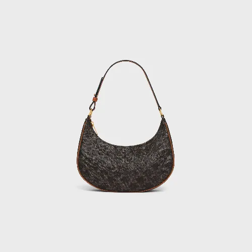 AYAKAが着用しているCELINEのショルダーバッグ