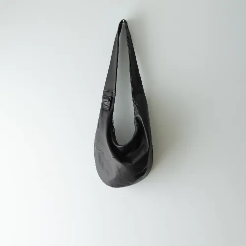 AYAKAが着用しているsssteinのショルダーバッグ