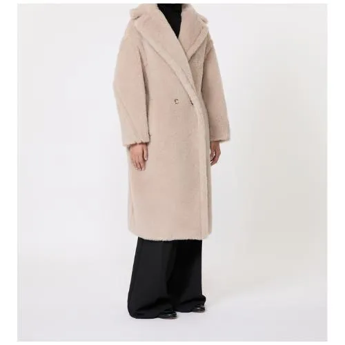 RIMAが着用しているMax Maraのロングコート
