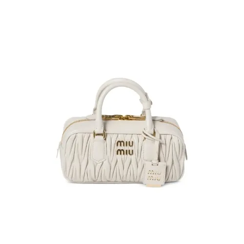 MIIHIが着用しているMIU MIUのハンドバッグ