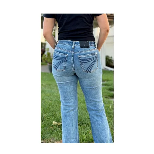 NINAが着用している7 For All Mankindのパンツ（ロング）