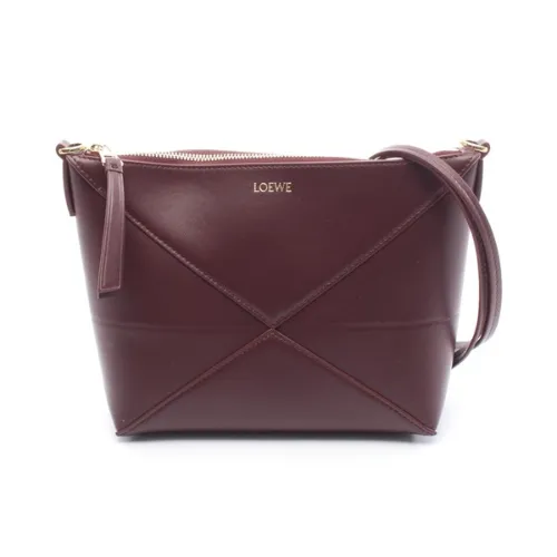 peppeが着用しているLOEWEのショルダーバッグ