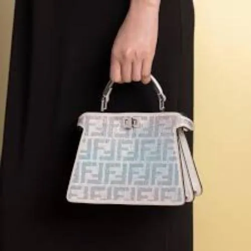 米倉涼子が着用しているFENDIのハンドバッグ