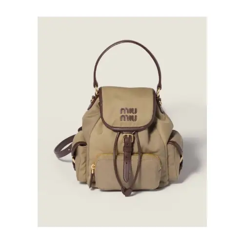 モモが着用しているMIU MIUのバックパック・リュックサック