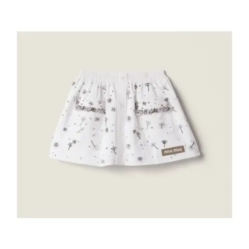 モモが着用しているMIU MIUのスカート（ショート）