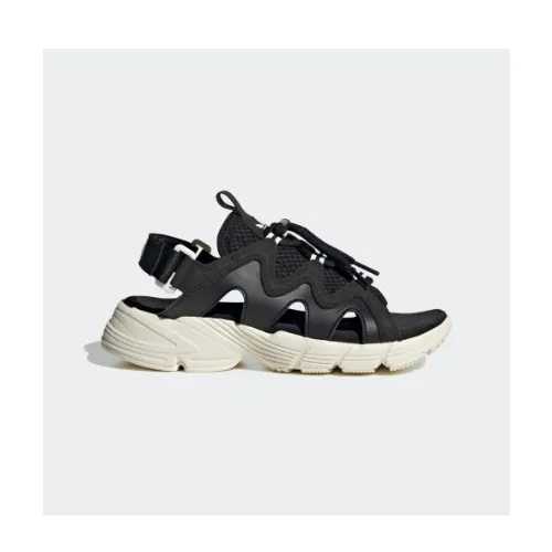 鈴木福が着用しているadidasのサンダル