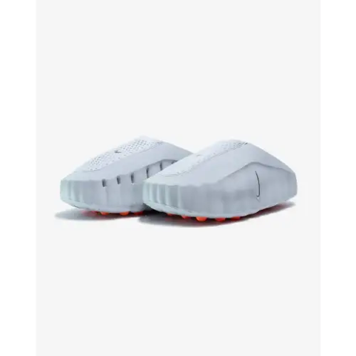 リノが着用しているNIKEのサンダル