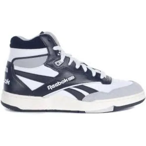 新田真剣佑が着用しているReebokのスニーカー