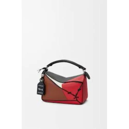 ジゼルが着用しているLOEWEのハンドバッグ