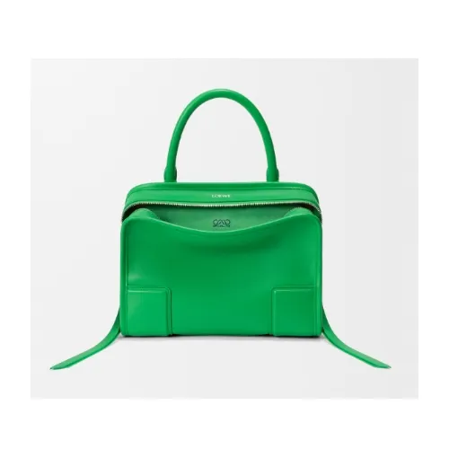ジゼルが着用しているLOEWEのハンドバッグ
