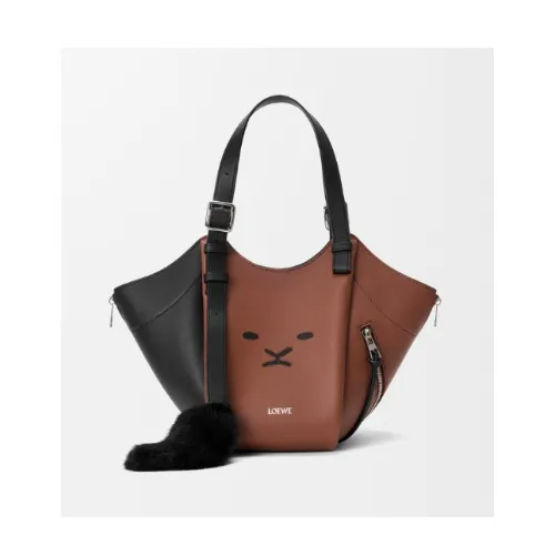ジゼルが着用しているLOEWEのハンドバッグ