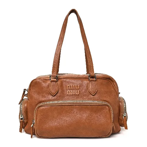 MINAMIが着用しているMIU MIUのハンドバッグ